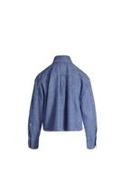 Bluse PNTS 27 The Suit up Bluse in blau in  Organic Fluent Light Denim Qualität. Es ist eine sehr leichte, fließende Denim Ware. Mittelblaue Waschung mit leichtem Abrieb erhältlich. Die Jeansbluse hat eine lockere kurze Passform mit typischem Hemdkragen und breiten Manschetten. Brusttaschen, von denen eine quer aufgesetzt ist und die andere nur als Naht auf der Vorderseite zu sehen ist. 