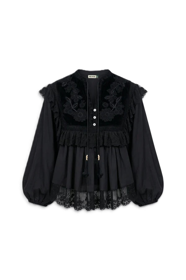 Bluse Rixo Diann Top in black. Ganz besondere Bluse in schwarz. Die Bluse hat einen verspielten romantischen Look mit Spitze und Samt. Die Bluse ist aufwendig mit Stickereien bestickt und hat kleine Spitzenflügel an den Schultern. Die Ärmel sind lang und haben eine Gummimanschette zum Hochshoppen. Sie hat einen V-Ausschnitt mit kleinen Knöpfen und Bändern mit Kordeldetails. 