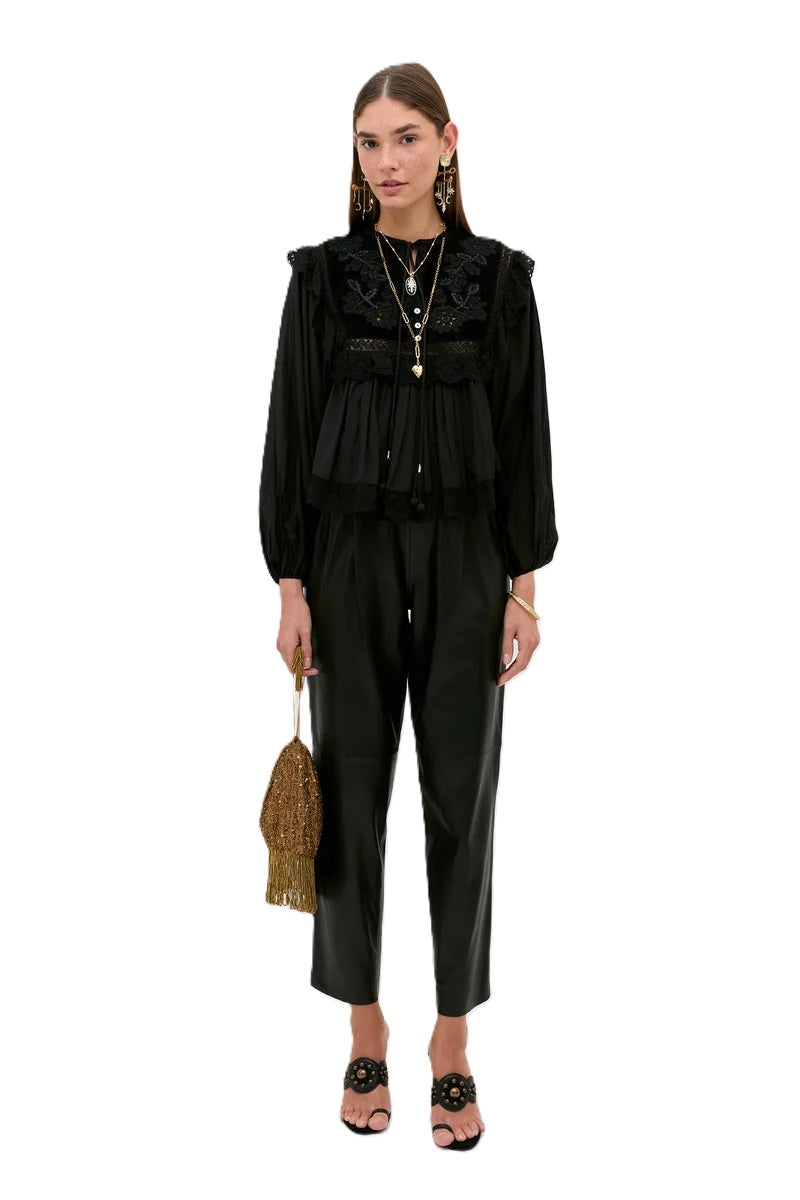 Bluse Rixo Diann Top in black. Ganz besondere Bluse in schwarz. Die Bluse hat einen verspielten romantischen Look mit Spitze und Samt. Die Bluse ist aufwendig mit Stickereien bestickt und hat kleine Spitzenflügel an den Schultern. Die Ärmel sind lang und haben eine Gummimanschette zum Hochshoppen. Sie hat einen V-Ausschnitt mit kleinen Knöpfen und Bändern mit Kordeldetails. 