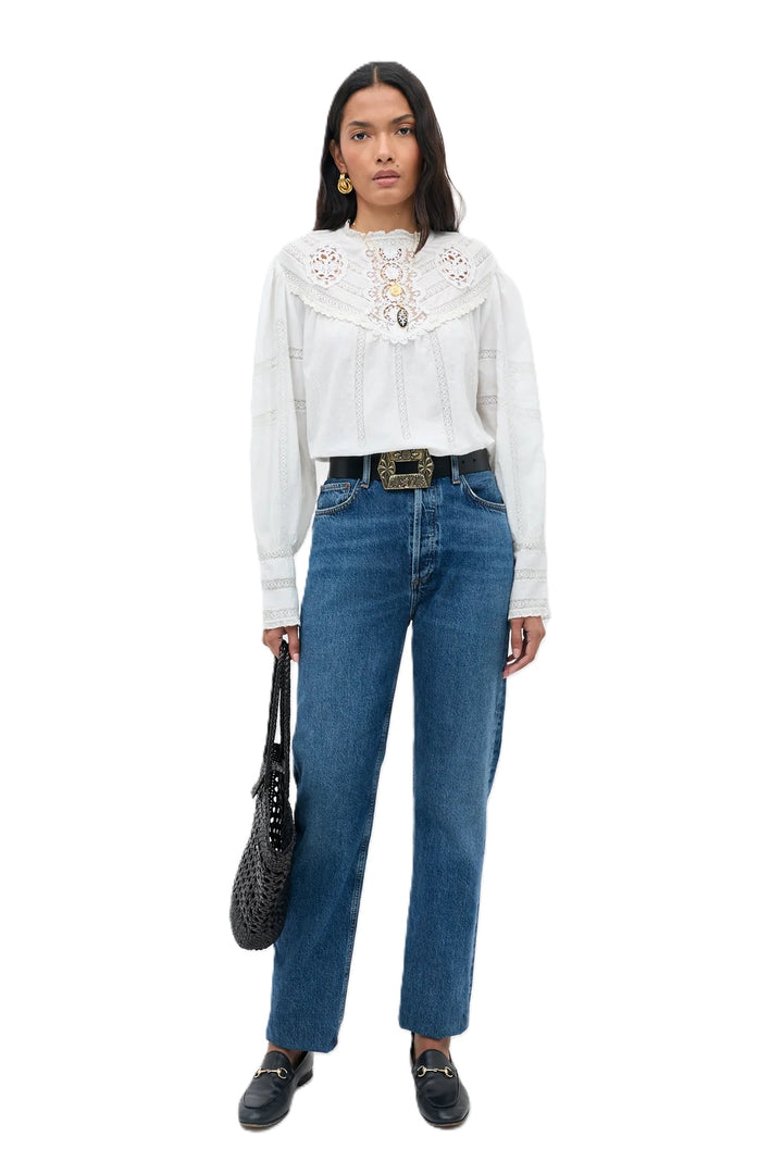 Bluse Rixo Tamzin Top in cream. Super schöne und moderne Bluse mit femininen allover Spitzendetails. Die Bluse hat Knöpfe auf der Rückseite. Sie hat einen Stehkragen und kann schön in die Hose gesteckt werden. Die Ärmel sind lang mit breiter Spitzenmanschette.