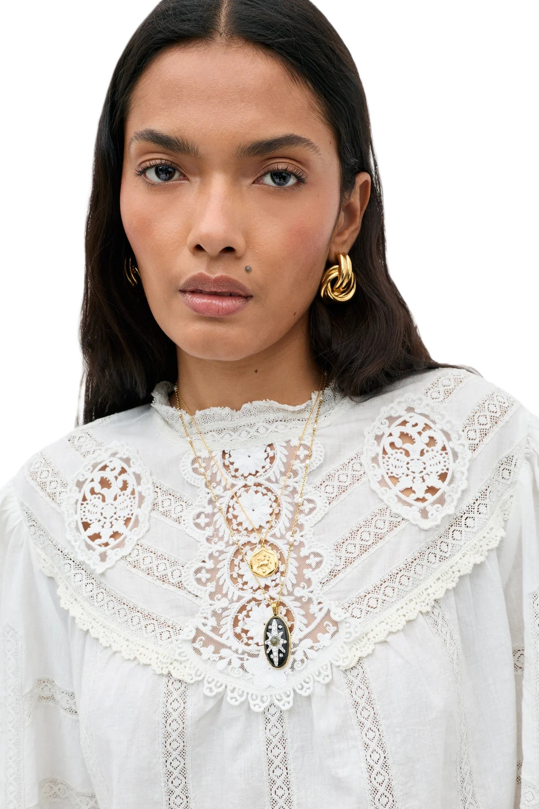 Bluse Rixo Tamzin Top in cream. Super schöne und moderne Bluse mit femininen allover Spitzendetails. Die Bluse hat Knöpfe auf der Rückseite. Sie hat einen Stehkragen und kann schön in die Hose gesteckt werden. Die Ärmel sind lang mit breiter Spitzenmanschette.