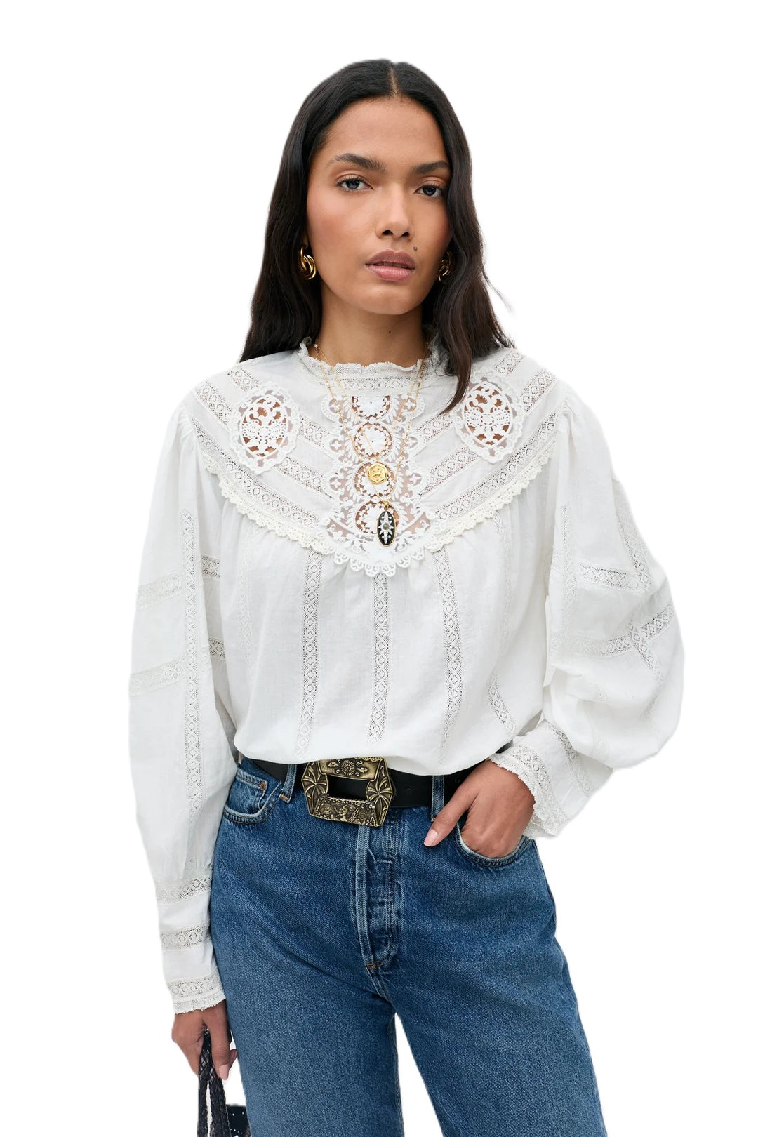 Bluse Rixo Tamzin Top in cream. Super schöne und moderne Bluse mit femininen allover Spitzendetails. Die Bluse hat Knöpfe auf der Rückseite. Sie hat einen Stehkragen und kann schön in die Hose gesteckt werden. Die Ärmel sind lang mit breiter Spitzenmanschette.