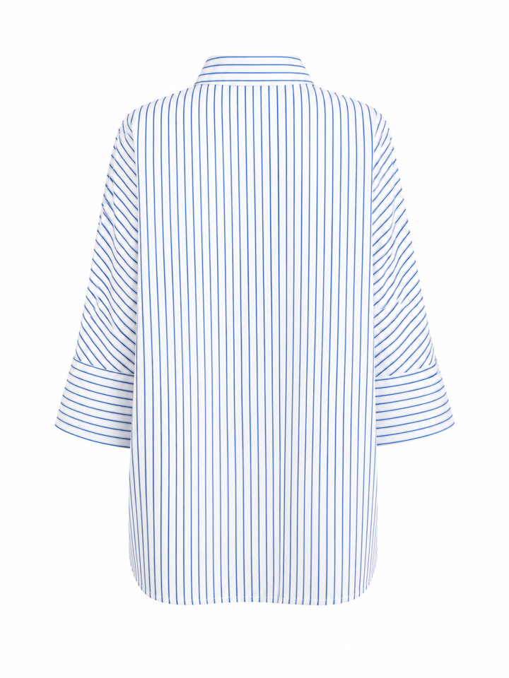 Eine blau-weiß-gestreifte Bluse von der Marke S Max Mara. Sie ist aus Baumwolle und Oversized geschnitten. Die Hemdbluse hat einen Hemdkragen und eine verdeckte Kopfleiste.