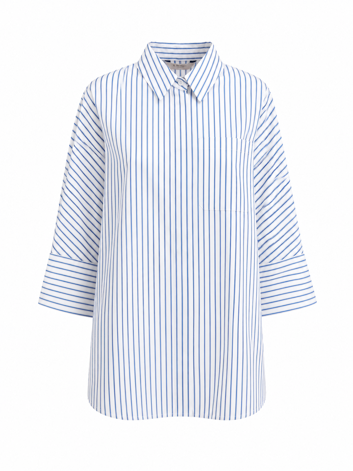 Eine blau-weiß-gestreifte Bluse von der Marke S Max Mara. Sie ist aus Baumwolle und Oversized geschnitten. Die Hemdbluse hat einen Hemdkragen und eine verdeckte Kopfleiste.