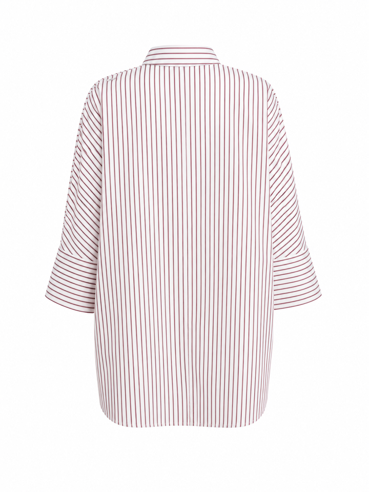 Eine rot-weiß-gestreifte Bluse von der Marke S Max Mara. Sie ist aus Baumwolle und Oversized geschnitten. Die Hemdbluse hat einen Hemdkragen und eine verdeckte Kopfleiste.