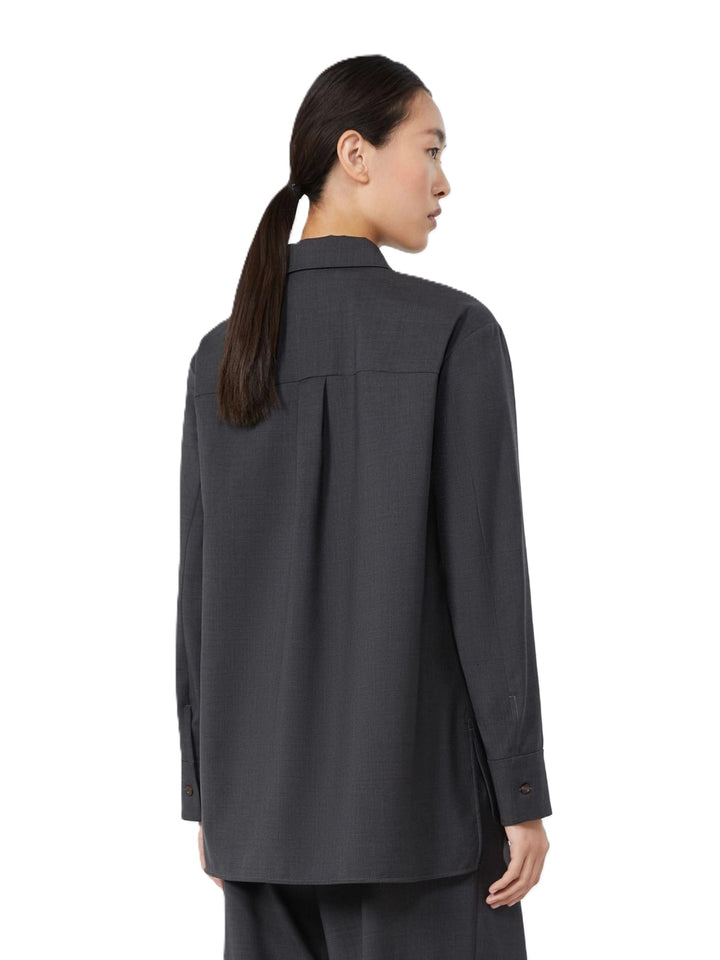 Bluse S Max Mara SMMOPERA in grau. Gerade geschnittene Hemdbluse in anthrazit mit einer links aufgesetzten Brusttasche. Die Hemdbluse ist aus einem Wollcanvas gefertigt und hat einen natürlichen Stretchanteil. Sie hat Kragen und Manschetten. Die Ärmel sind lang und die Schultern leicht überschnitten. Auf der Vorderseite befinden sich wunderschöne Hornknöpfe. Auf der Rückseite eine Rückenpasse mit kleiner Rückenfalte.