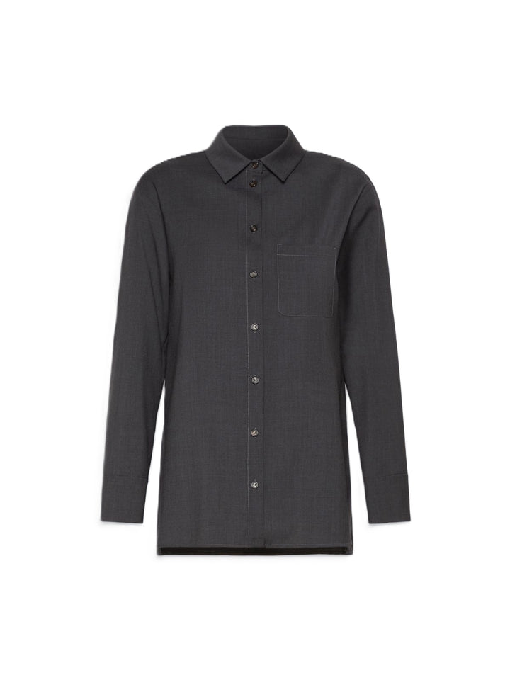 Bluse S Max Mara SMMOPERA in grau. Gerade geschnittene Hemdbluse in anthrazit mit einer links aufgesetzten Brusttasche. Die Hemdbluse ist aus einem Wollcanvas gefertigt und hat einen natürlichen Stretchanteil. Sie hat Kragen und Manschetten. Die Ärmel sind lang und die Schultern leicht überschnitten. Auf der Vorderseite befinden sich wunderschöne Hornknöpfe. Auf der Rückseite eine Rückenpasse mit kleiner Rückenfalte.