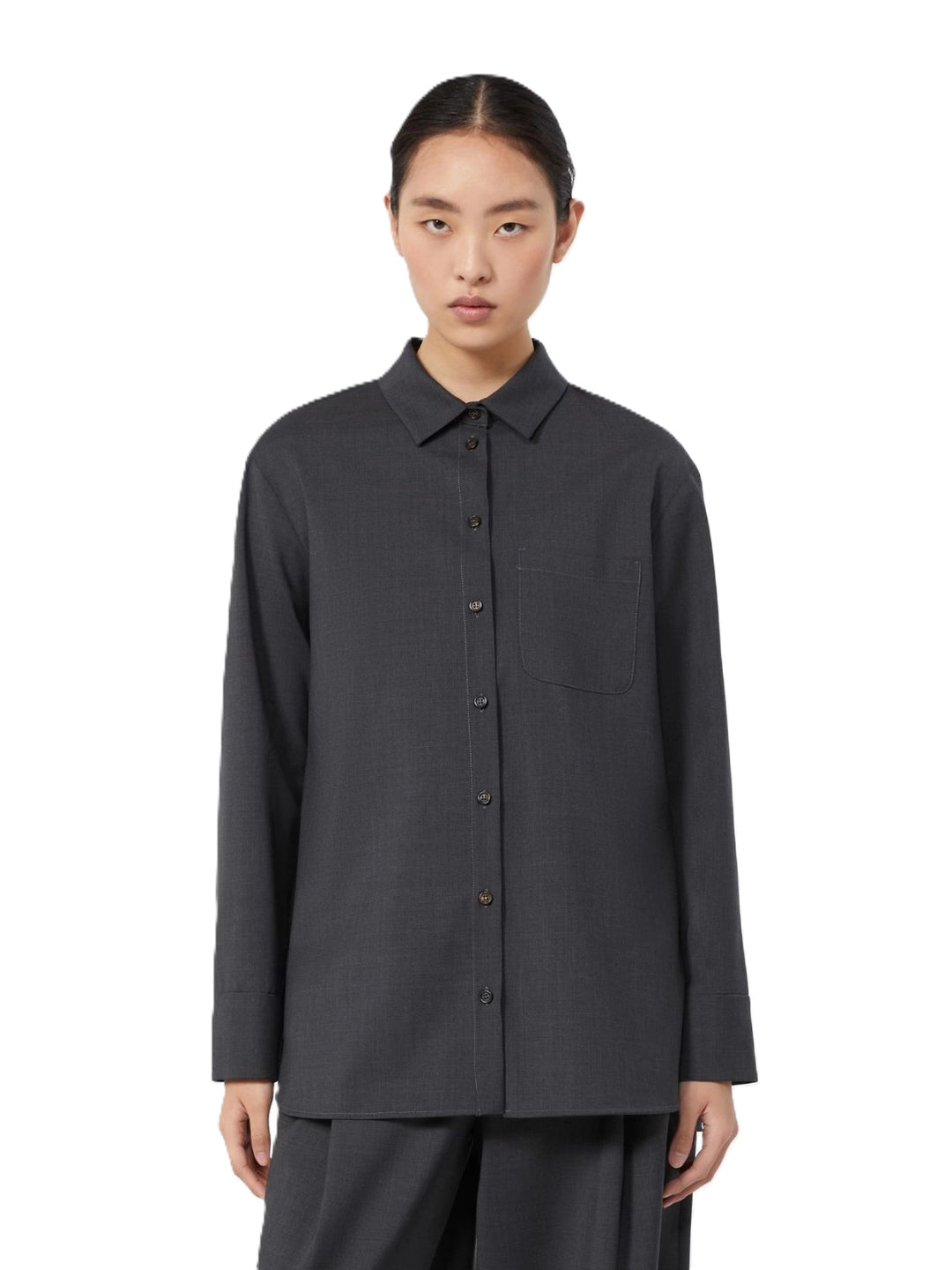 Bluse S Max Mara SMMOPERA in grau. Gerade geschnittene Hemdbluse in anthrazit mit einer links aufgesetzten Brusttasche. Die Hemdbluse ist aus einem Wollcanvas gefertigt und hat einen natürlichen Stretchanteil. Sie hat Kragen und Manschetten. Die Ärmel sind lang und die Schultern leicht überschnitten. Auf der Vorderseite befinden sich wunderschöne Hornknöpfe. Auf der Rückseite eine Rückenpasse mit kleiner Rückenfalte.