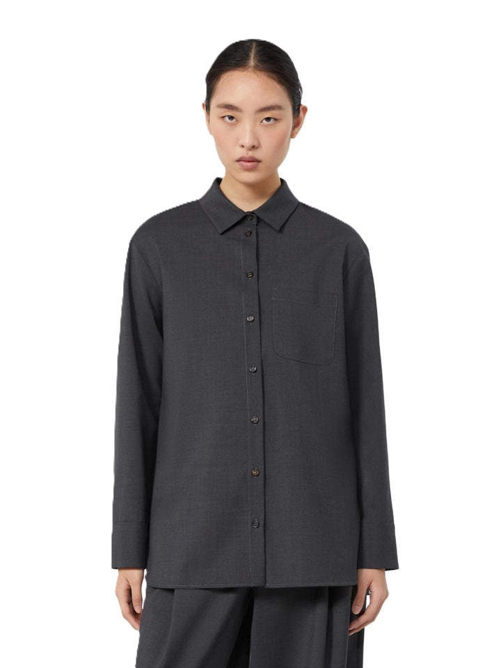 Bluse S Max Mara SMMOPERA in grau. Gerade geschnittene Hemdbluse in anthrazit mit einer links aufgesetzten Brusttasche. Die Hemdbluse ist aus einem Wollcanvas gefertigt und hat einen natürlichen Stretchanteil. Sie hat Kragen und Manschetten. Die Ärmel sind lang und die Schultern leicht überschnitten. Auf der Vorderseite befinden sich wunderschöne Hornknöpfe. Auf der Rückseite eine Rückenpasse mit kleiner Rückenfalte.