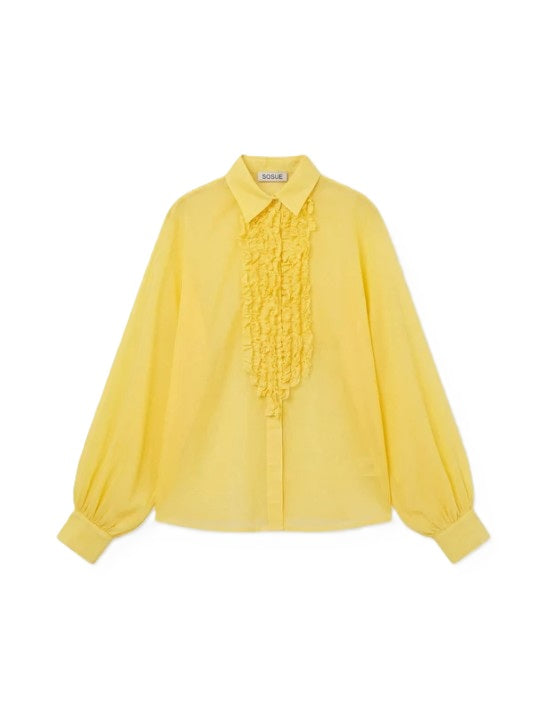 Bluse SO SUE Antonia Slim Ruffle in gelb. Die Antonia Ruffle ist locker geschnitten und fällt bewusst feminin fließend. Die Bluse hat hübsche Rüschendetails auf der Vorderseite, einen Kragen und eine Knopfleiste. An der Taille ist die Bluse schmäler geschnitten.