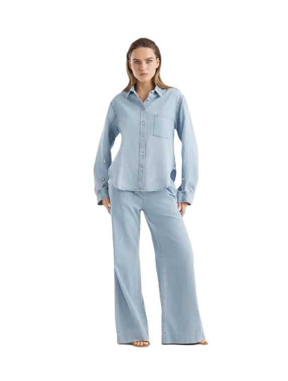 Jeansbluse SO SUE Blouse Classic Denim. Die Classic Bluse in Light Blue ist dein zeitloses Denim-Piece mit modernem Twist. Gefertigt aus feinem Denim Chambray. Die Bluse hat einen leicht taillierten Schnitt und dadurch eine feminine Silhouette. Die Bluse hat eine Brusttasche, Kragen und hochwertige Knöpfe. An den Ärmeln sind zusätzlich Knöpfe angebracht, so dass man sie hochkrempeln kann.
