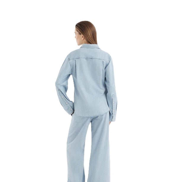 Jeansbluse SO SUE Blouse Classic Denim. Die Classic Bluse in Light Blue ist dein zeitloses Denim-Piece mit modernem Twist. Gefertigt aus feinem Denim Chambray. Die Bluse hat einen leicht taillierten Schnitt und dadurch eine feminine Silhouette. Die Bluse hat eine Brusttasche, Kragen und hochwertige Knöpfe. An den Ärmeln sind zusätzlich Knöpfe angebracht, so dass man sie hochkrempeln kann.