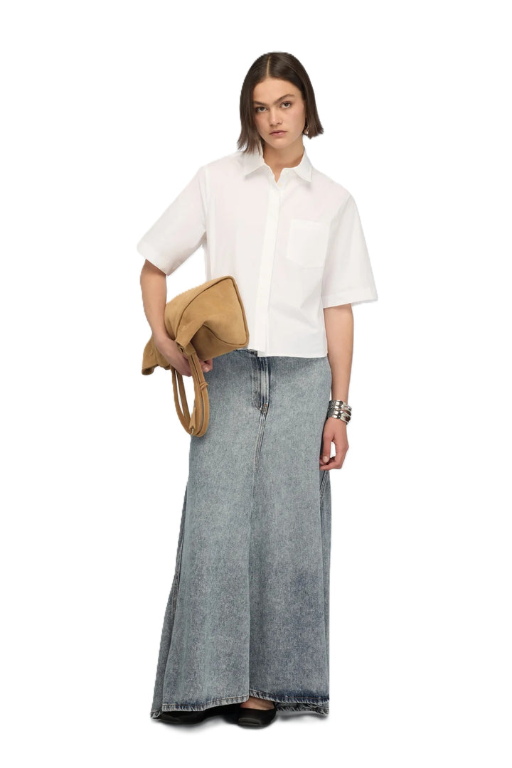 Bluse Semicouture CAMICIA DOMINGA. Super schöne weiße Bluse mit kurzarm. Die Bluse hat eine aufgesetzte Brusttasche, Kragen und Knopfleiste. Das Highlight befindet sich auf der Rückseite. Die Bluse hat einen kompletten Schlitz auf der Rückseite. Der obere Teil ist offen und gleichzeitig ist ein Unterteil angenäht, welches in Falten gelegt ist. Der hintere Teil der Bluse ist länger geschnitten.