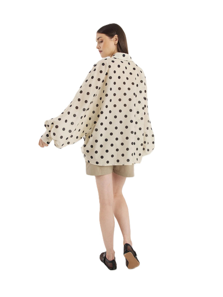 Bluse von So Sue Antonia Dots. Weite Bluse mit Kragen und Knopfleiste und Fledermausärmeln mit Punkten in ecru und schwarz. Sommerlicher Stoff. 
