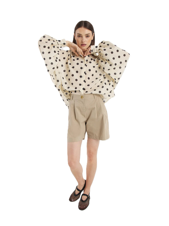Bluse von So Sue Antonia Dots. Weite Bluse mit Kragen und Knopfleiste und Fledermausärmeln mit Punkten in ecru und schwarz. Sommerlicher Stoff. 