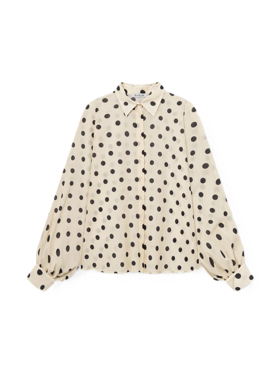 Bluse von So Sue Antonia Dots. Weite Bluse mit Kragen und Knopfleiste und Fledermausärmeln mit Punkten in ecru und schwarz. Sommerlicher Stoff. 