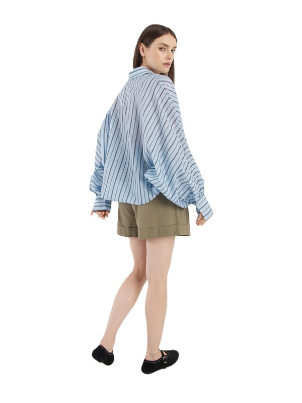 Bluse von So Sue Antonia Voile. Blue Stripes Hemdbluse mit Kragen und Fledermausärmeln. Leichte sommerliche Ware. 