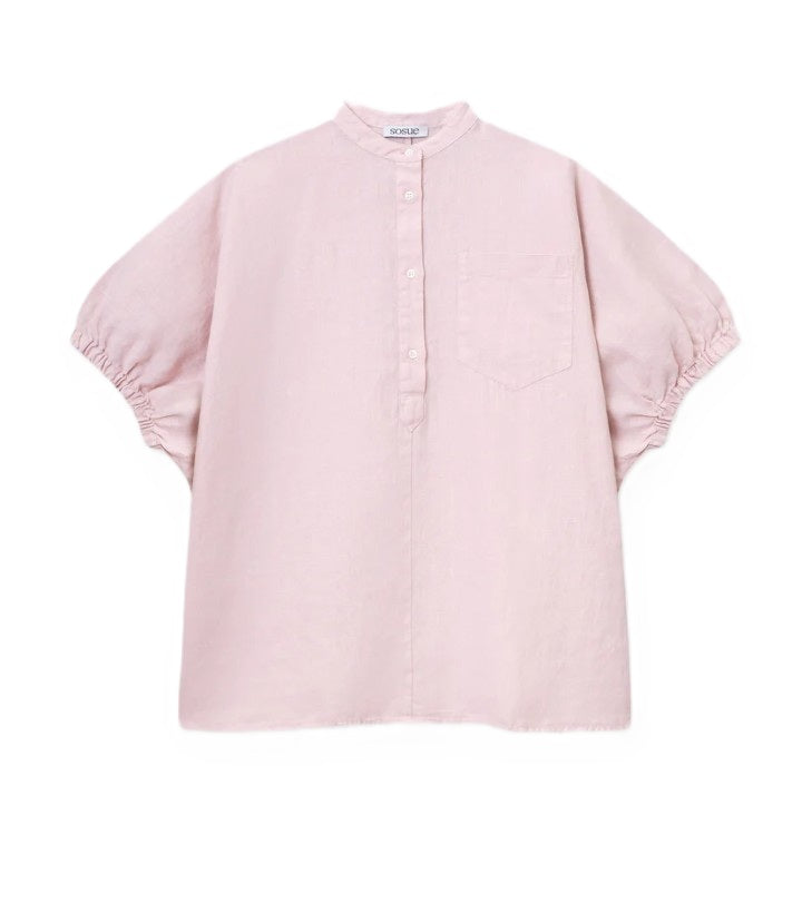 Bluse Cowboy Button in blush aus Leinen. Die Bluse ist rosa und hat eine halbe Knopfleiste und Gummizug an den Ärmeln und eine Brusttasche. Oversized. 