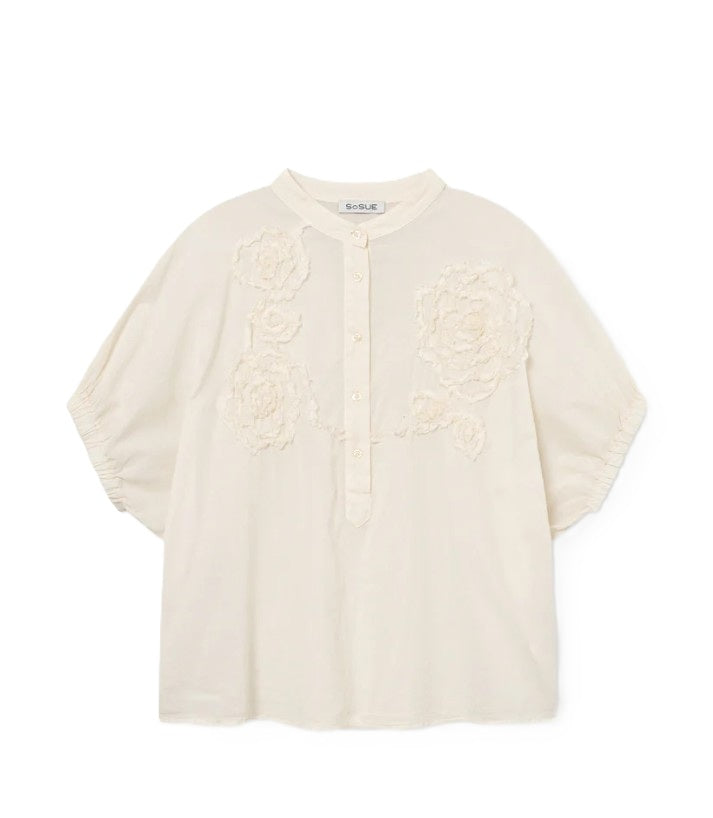 Bluse So Sue Cowboy Crafted Panna in ecru. Bluse mit Stickereien auf der Brust, halber Knopfleiste und Stehragen. Gummizug am Ärmel. 100% Baumwolle, luftig und leicht. 