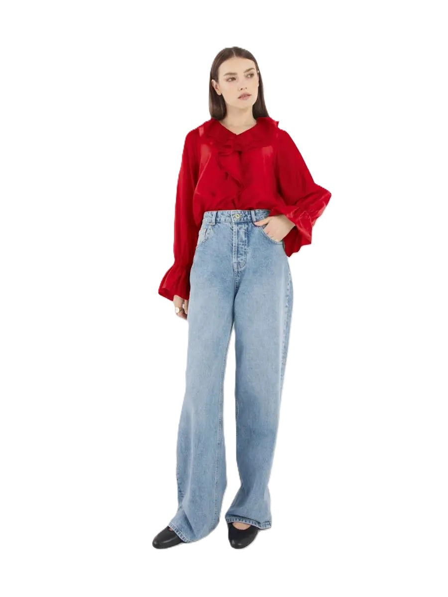 Bluse von So Sue Ruffle Long Sleeve blouse in red. Die Bluse hat einen V- Ausschnitt und große Volants vorne. Gummizug an den Manschetten. 