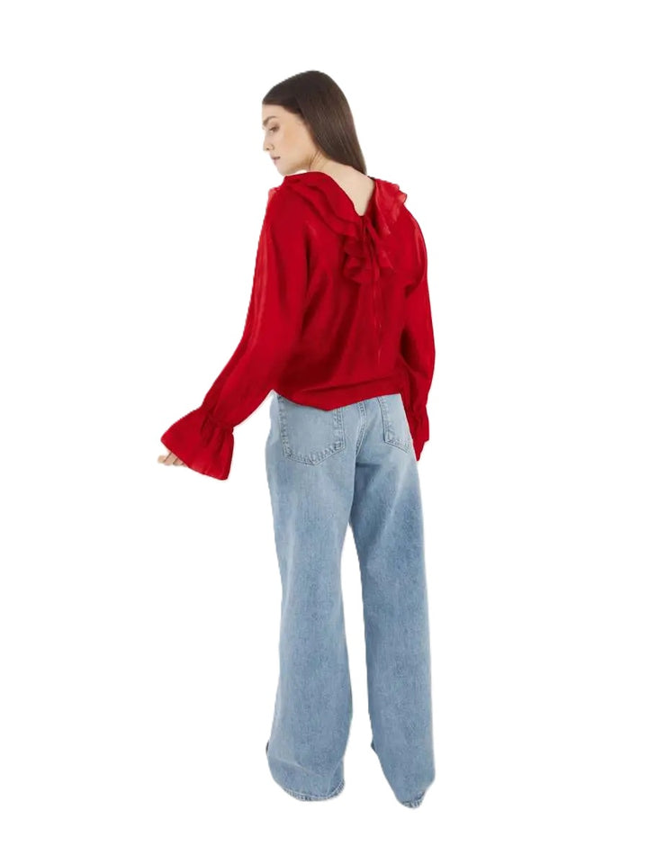 Bluse von So Sue Ruffle Long Sleeve blouse in red. Die Bluse hat einen V- Ausschnitt und große Volants vorne. Gummizug an den Manschetten. 