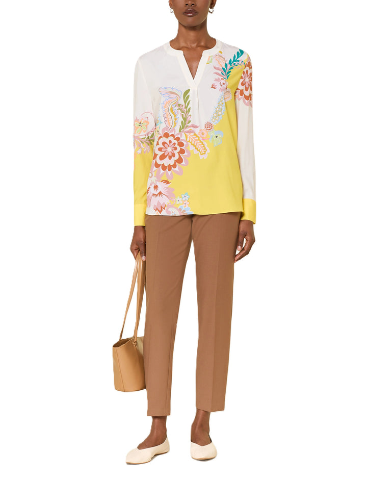 Bluse von Herzens in Tunikaform aus Seide. Bunter Blumenprint in gelb mit V-Ausschnitt und gerade normaler Form 