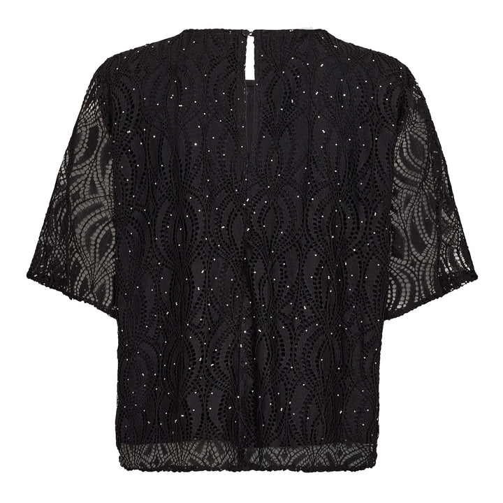 Bluse Co’Couture EricaCC in Schwarz mit lockerem Schnitt, zartem Spitzen-Lochmuster und kleinen Glitzersteinen. Der Rundhalsausschnitt, weite transparente Kurzärmel und ein Knopfverschluss mit kleinem Schlitz im Nacken unterstreichen das feminine, elegante Design.