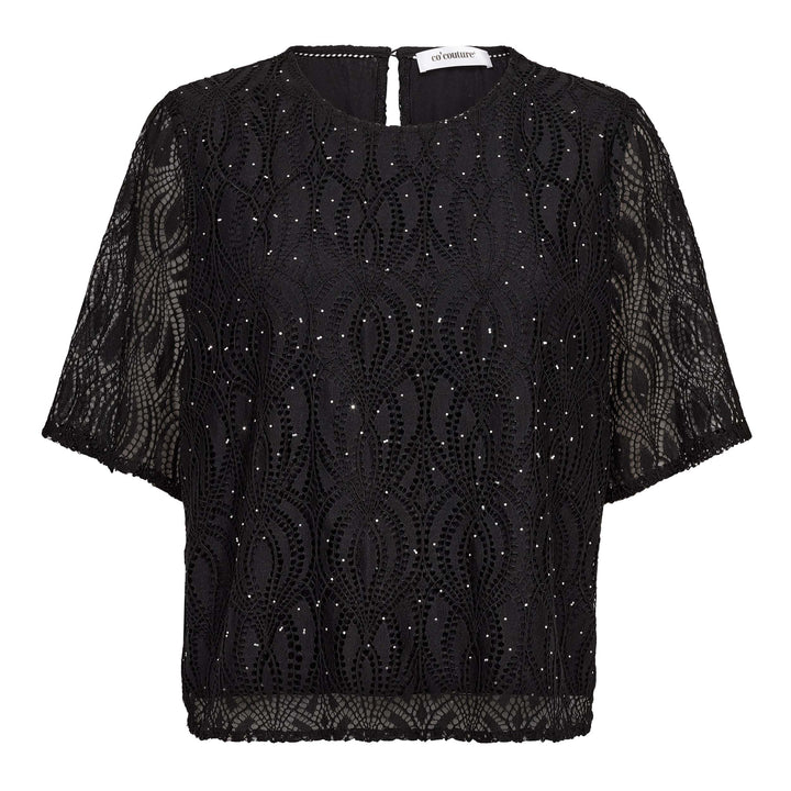 Bluse Co’Couture EricaCC in Schwarz mit lockerem Schnitt, zartem Spitzen-Lochmuster und kleinen Glitzersteinen. Der Rundhalsausschnitt, weite transparente Kurzärmel und ein Knopfverschluss mit kleinem Schlitz im Nacken unterstreichen das feminine, elegante Design.