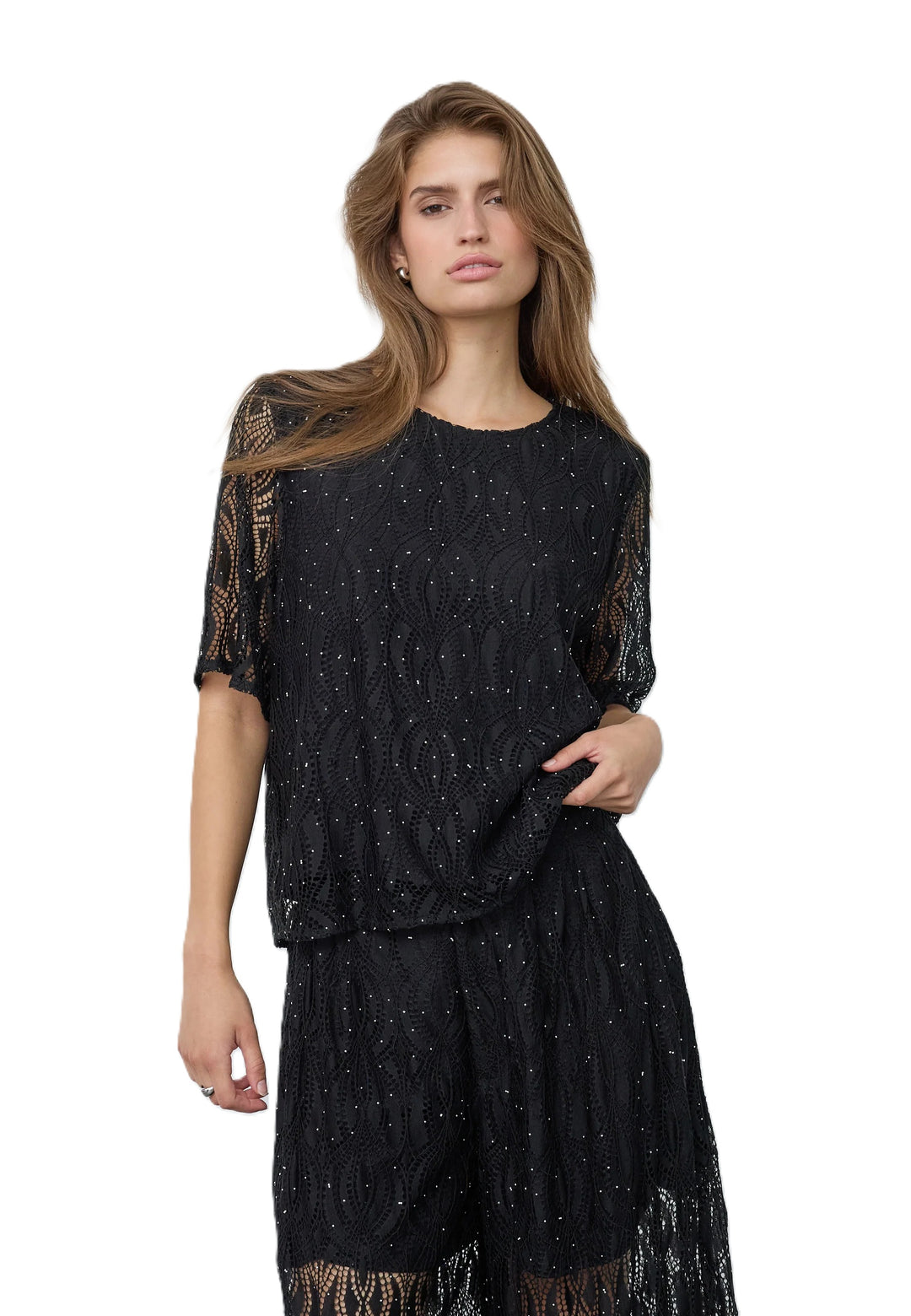 Bluse Co’Couture EricaCC in Schwarz mit lockerem Schnitt, zartem Spitzen-Lochmuster und kleinen Glitzersteinen. Der Rundhalsausschnitt, weite transparente Kurzärmel und ein Knopfverschluss mit kleinem Schlitz im Nacken unterstreichen das feminine, elegante Design.