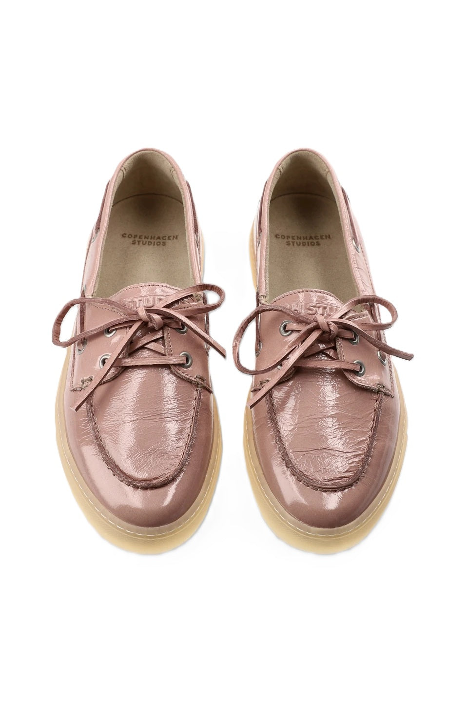 Copenhagen Studios CPH160 ist ein Segelschuhe aus Glattleder mit shiny Finish und entspannter Silhouette mit feinen Stickereien und dezenten Logo-Details in rosa Lack 