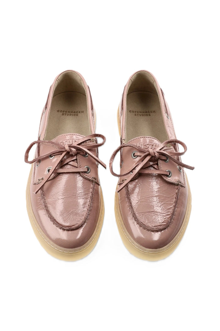 Copenhagen Studios CPH160 ist ein Segelschuhe aus Glattleder mit shiny Finish und entspannter Silhouette mit feinen Stickereien und dezenten Logo-Details in rosa Lack 