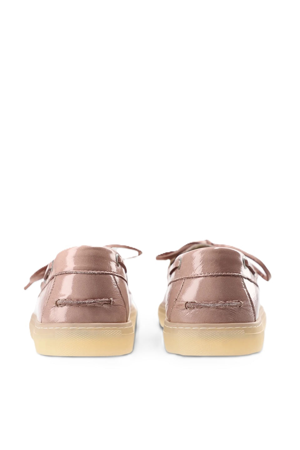 Copenhagen Studios CPH160 ist ein Segelschuhe aus Glattleder mit shiny Finish und entspannter Silhouette mit feinen Stickereien und dezenten Logo-Details in rosa Lack 