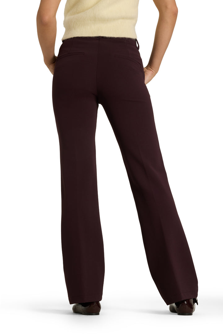 Hose Cambio Francoise in bordeaux ist eine Schlupfhose mit langen geradem Bein und Gürtelschlaufen. Die Hose hat Taschen und eine Naht auf der Vorderseite.