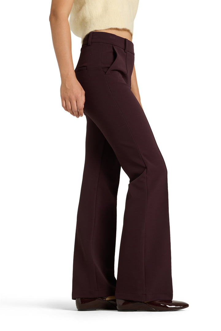 Hose Cambio Francoise in bordeaux ist eine Schlupfhose mit langen geradem Bein und Gürtelschlaufen. Die Hose hat Taschen und eine Naht auf der Vorderseite.