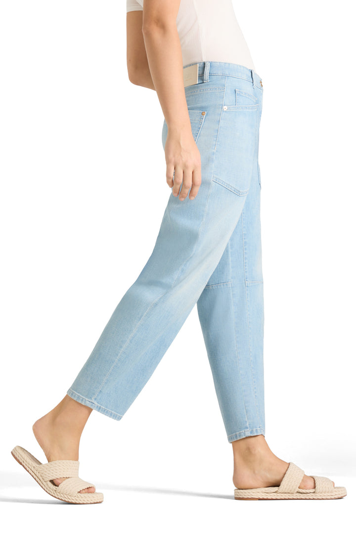 Jeans Cambio Ocean. Coole Jeans von Cambio in einem helleren Blauton. Die Waschung ist leicht verwaschen. Die Jeans hat zwei große Taschen auf der Vorderseite, einen Zip und einen Knopfverschluss. Die Jeans ist leicht konisch geschnitten, das heißt, dass sie nach unten gehend etwas schmäler wird. Das Bein ist verkürzt. Zwei Nähte an den Knien verstärken den modernen Look.