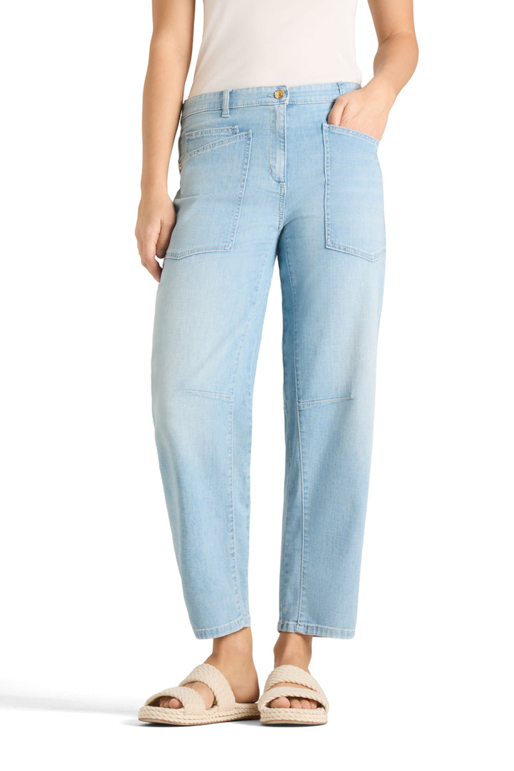 Jeans Cambio Ocean. Coole Jeans von Cambio in einem helleren Blauton. Die Waschung ist leicht verwaschen. Die Jeans hat zwei große Taschen auf der Vorderseite, einen Zip und einen Knopfverschluss. Die Jeans ist leicht konisch geschnitten, das heißt, dass sie nach unten gehend etwas schmäler wird. Das Bein ist verkürzt. Zwei Nähte an den Knien verstärken den modernen Look.