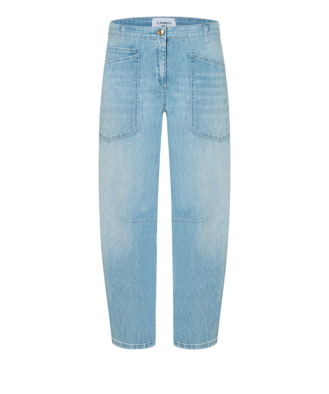 Jeans Cambio Ocean. Coole Jeans von Cambio in einem helleren Blauton. Die Waschung ist leicht verwaschen. Die Jeans hat zwei große Taschen auf der Vorderseite, einen Zip und einen Knopfverschluss. Die Jeans ist leicht konisch geschnitten, das heißt, dass sie nach unten gehend etwas schmäler wird. Das Bein ist verkürzt. Zwei Nähte an den Knien verstärken den modernen Look.