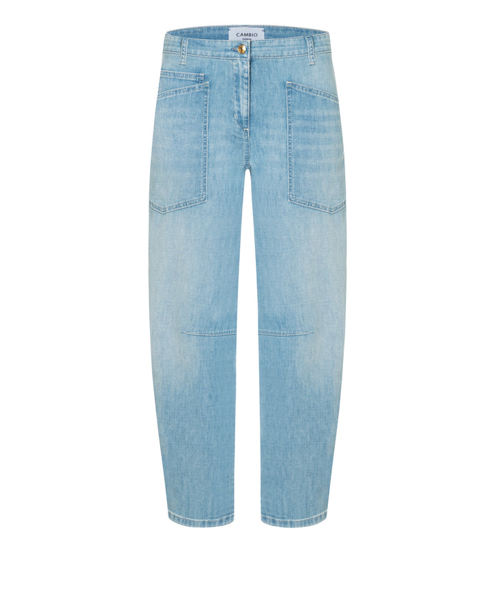 Jeans Cambio Ocean. Coole Jeans von Cambio in einem helleren Blauton. Die Waschung ist leicht verwaschen. Die Jeans hat zwei große Taschen auf der Vorderseite, einen Zip und einen Knopfverschluss. Die Jeans ist leicht konisch geschnitten, das heißt, dass sie nach unten gehend etwas schmäler wird. Das Bein ist verkürzt. Zwei Nähte an den Knien verstärken den modernen Look.