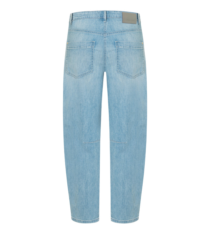 Jeans Cambio Ocean. Coole Jeans von Cambio in einem helleren Blauton. Die Waschung ist leicht verwaschen. Die Jeans hat zwei große Taschen auf der Vorderseite, einen Zip und einen Knopfverschluss. Die Jeans ist leicht konisch geschnitten, das heißt, dass sie nach unten gehend etwas schmäler wird. Das Bein ist verkürzt. Zwei Nähte an den Knien verstärken den modernen Look.