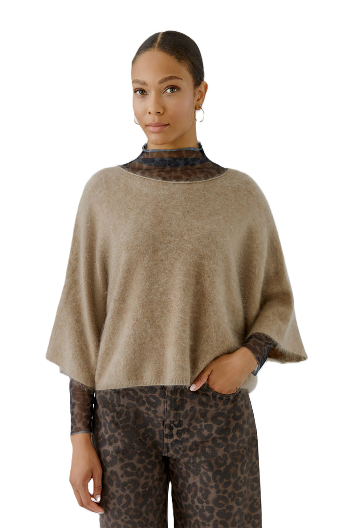 Beiger Pullover von Oui aus Kaschmir in Brushed-Optik. Er hat einen Rundhalsausschnitt und Rollkanten, sowie halblange Ärmel und eine weitere Passform.