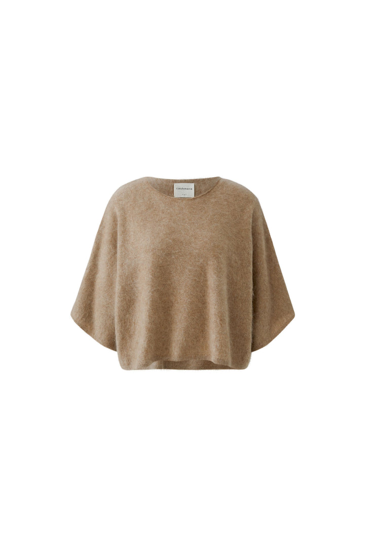 Beiger Pullover von Oui aus Kaschmir in Brushed-Optik. Er hat einen Rundhalsausschnitt und Rollkanten, sowie halblange Ärmel und eine weitere Passform.