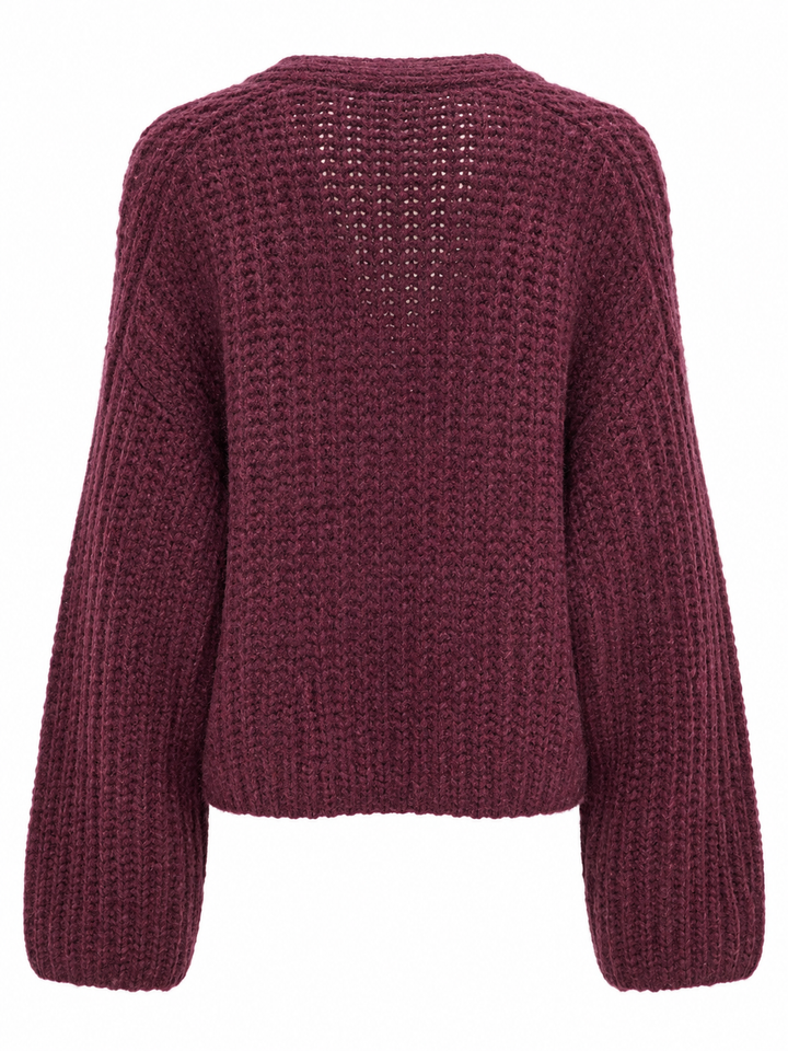 Weinroter Cardigan von Handmade im groben Strick mit V-Ausschnitt, weitem Fit, überschnittenen Schultern und einem Knopf am Ausschnitt.