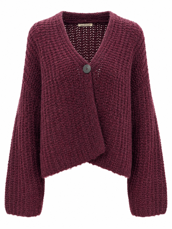 Weinroter Cardigan von Handmade im groben Strick mit V-Ausschnitt, weitem Fit, überschnittenen Schultern und einem Knopf am Ausschnitt.