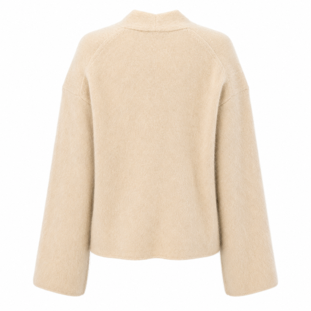 Strickweste Herzens LUISA in beige. Die schöne Cashmere-Strickjacke in beige ist der perfekte Begleiter für ein Outfit mit Bluse oder Shirt. Die Strickjacke ist offen geschnitten und hat keinen Verschluss. Die Ware ist haarig und sehr weich und angenehm zu tragen. Die Länge ist normal.