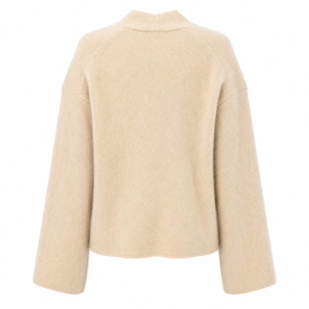 Strickweste Herzens LUISA in beige. Die schöne Cashmere-Strickjacke in beige ist der perfekte Begleiter für ein Outfit mit Bluse oder Shirt. Die Strickjacke ist offen geschnitten und hat keinen Verschluss. Die Ware ist haarig und sehr weich und angenehm zu tragen. Die Länge ist normal.
