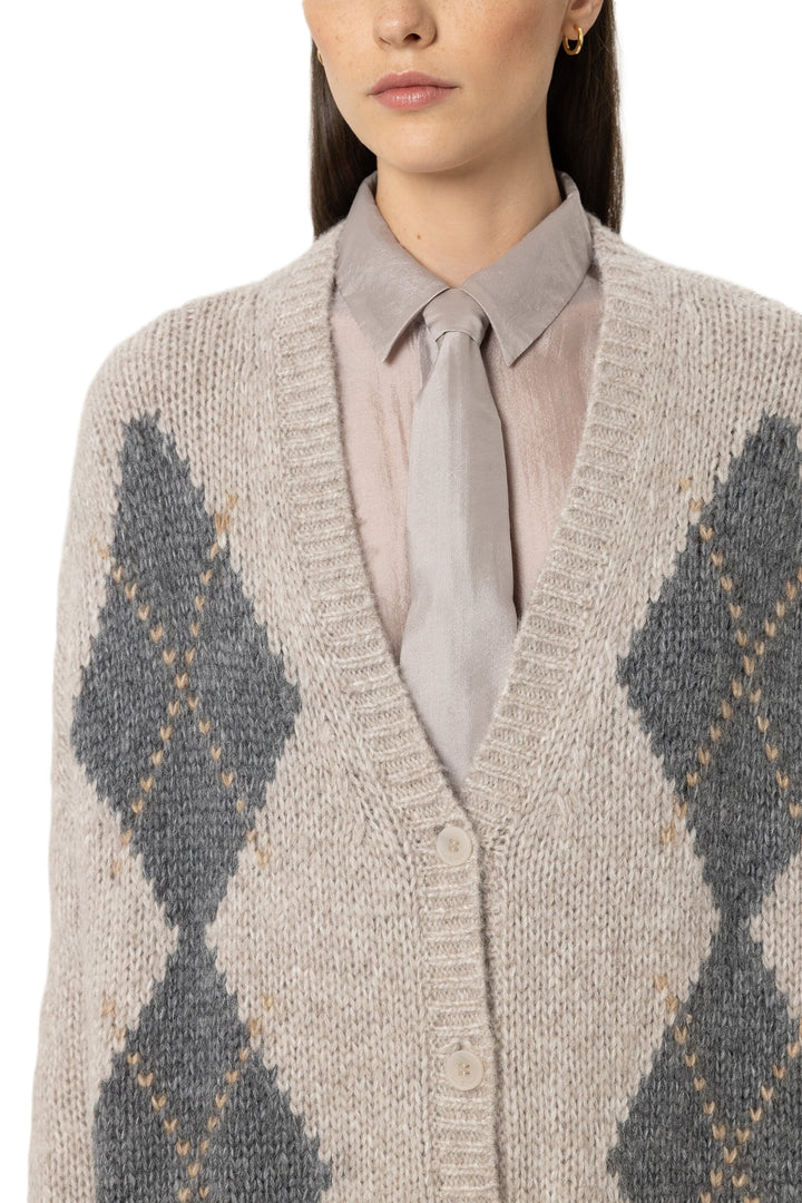 Beige gemusterter Cardigan von Luisa Cerano aus Alpaka-Woll-Mix mit Makro-Argyle-Muster, weitem V-Ausschnitt und langen Ärmeln.