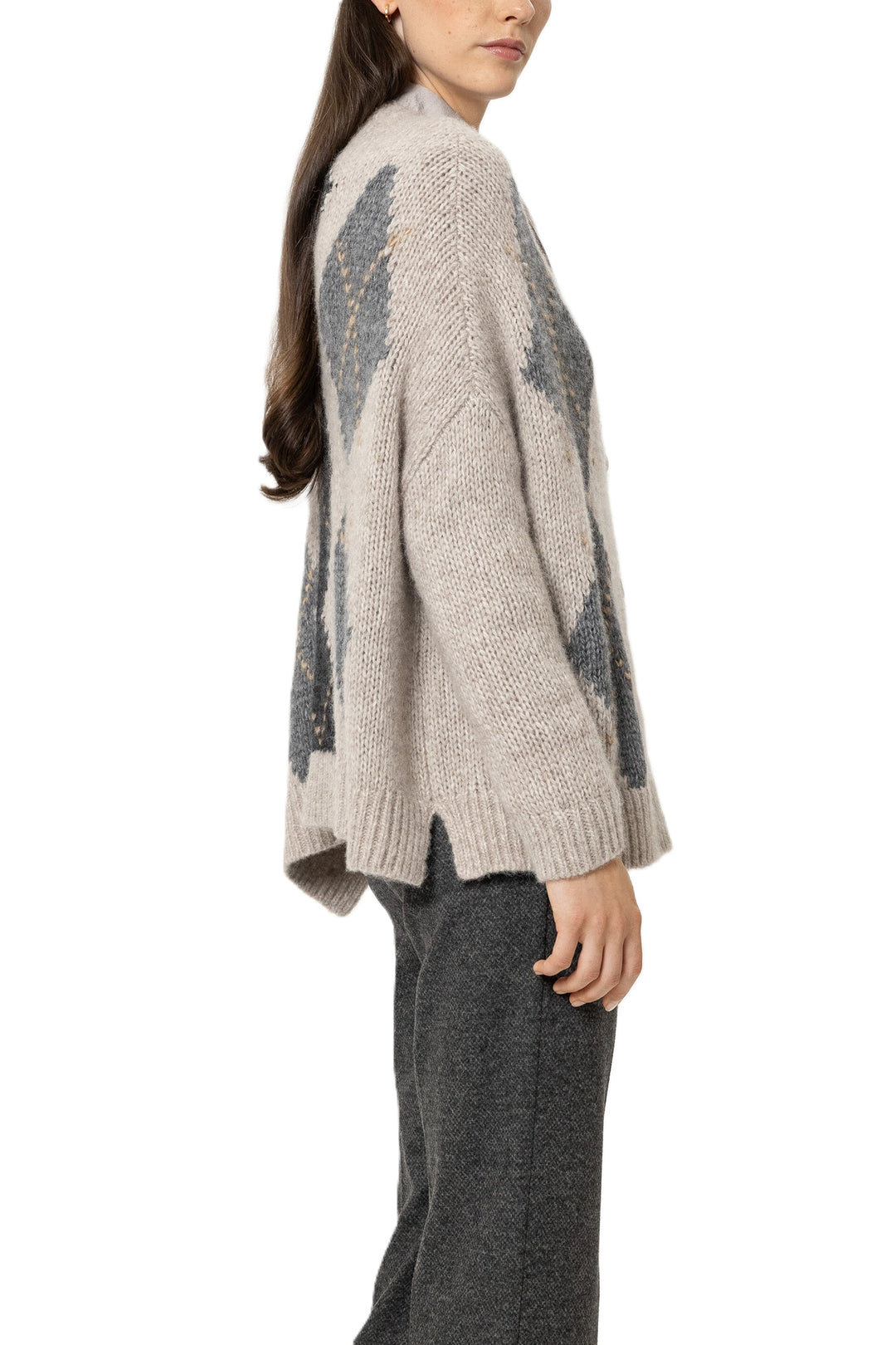 Beige gemusterter Cardigan von Luisa Cerano aus Alpaka-Woll-Mix mit Makro-Argyle-Muster, weitem V-Ausschnitt und langen Ärmeln.