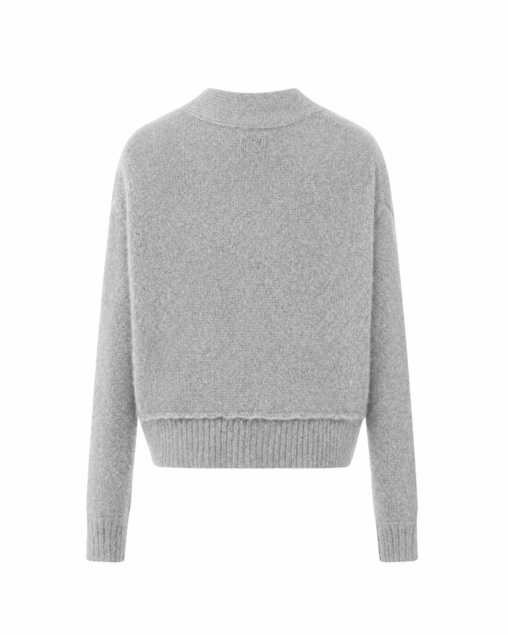 Cardigan RIELY von Luren mit V-Ausschnitt, Hornknöpfen und kurzer kastiger Passform in Grau.