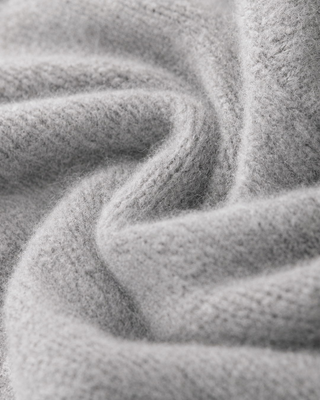 Cardigan RIELY von Luren mit V-Ausschnitt, Hornknöpfen und kurzer kastiger Passform in Grau.