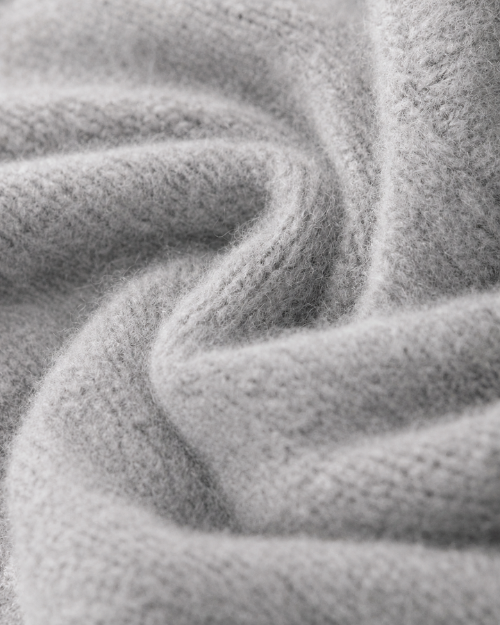 Cardigan RIELY von Luren mit V-Ausschnitt, Hornknöpfen und kurzer kastiger Passform in Grau.